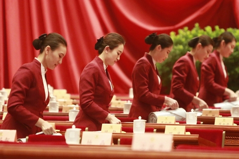 兩會服務(wù)人員的專業(yè)之美 于細(xì)節(jié)處見真章